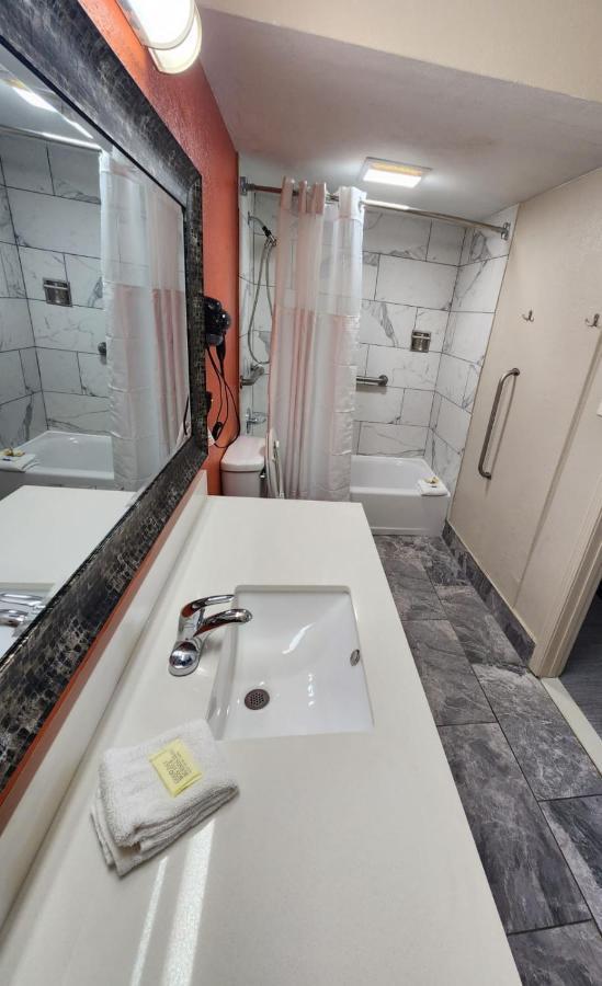 Executive Inn Ferry Pass Bagian luar foto